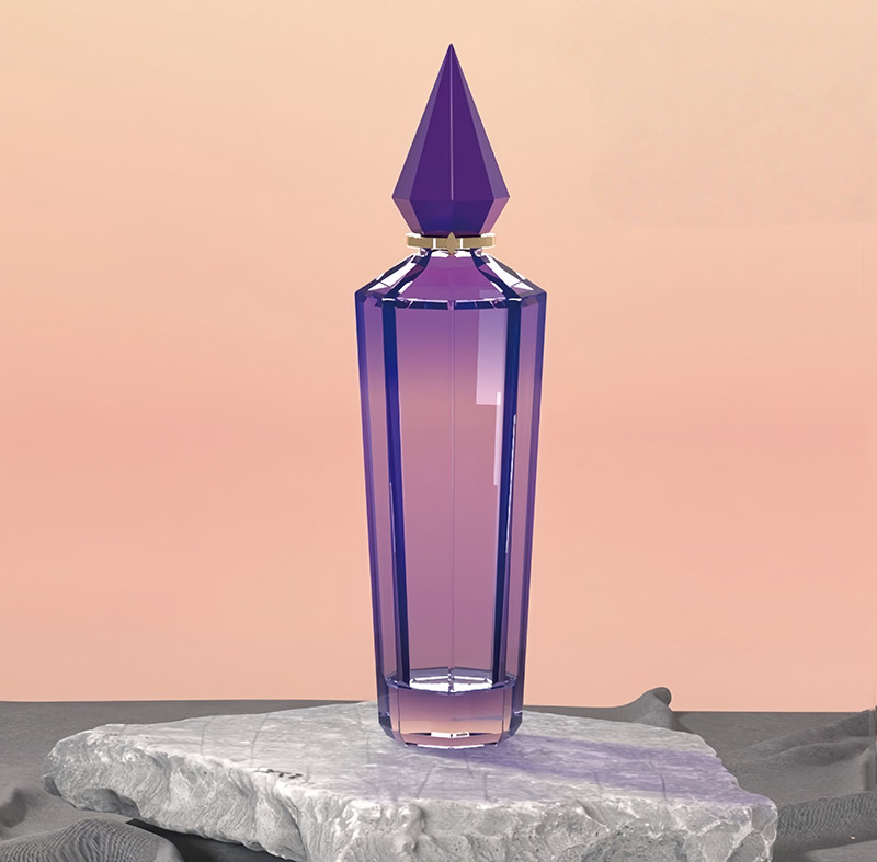 Diamond-shaped glass perfume bottles and diamond-shaped caps,