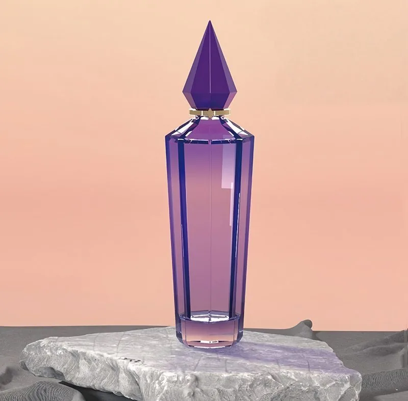 Diamond-shaped glass perfume bottles and diamond-shaped caps,