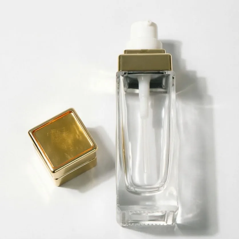 30ml Clear Square cam fondöten şişesi with Gold Layered Pump Cap