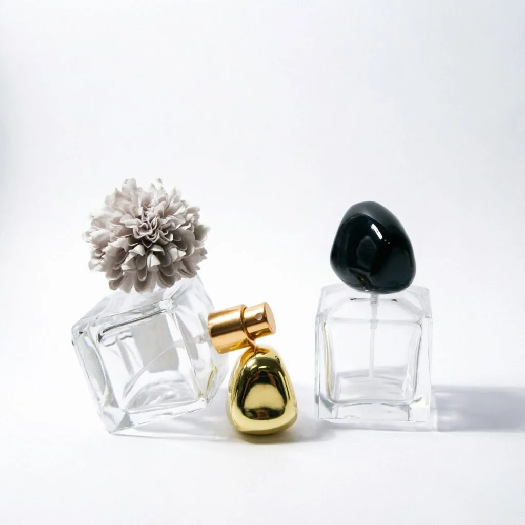 Square Glass Parfümflasche mit Black Gold Pebble Cap 50ml