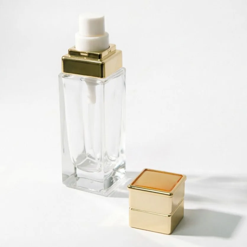 30ml Clear Square cam fondöten şişesi with Gold Layered Pump Cap