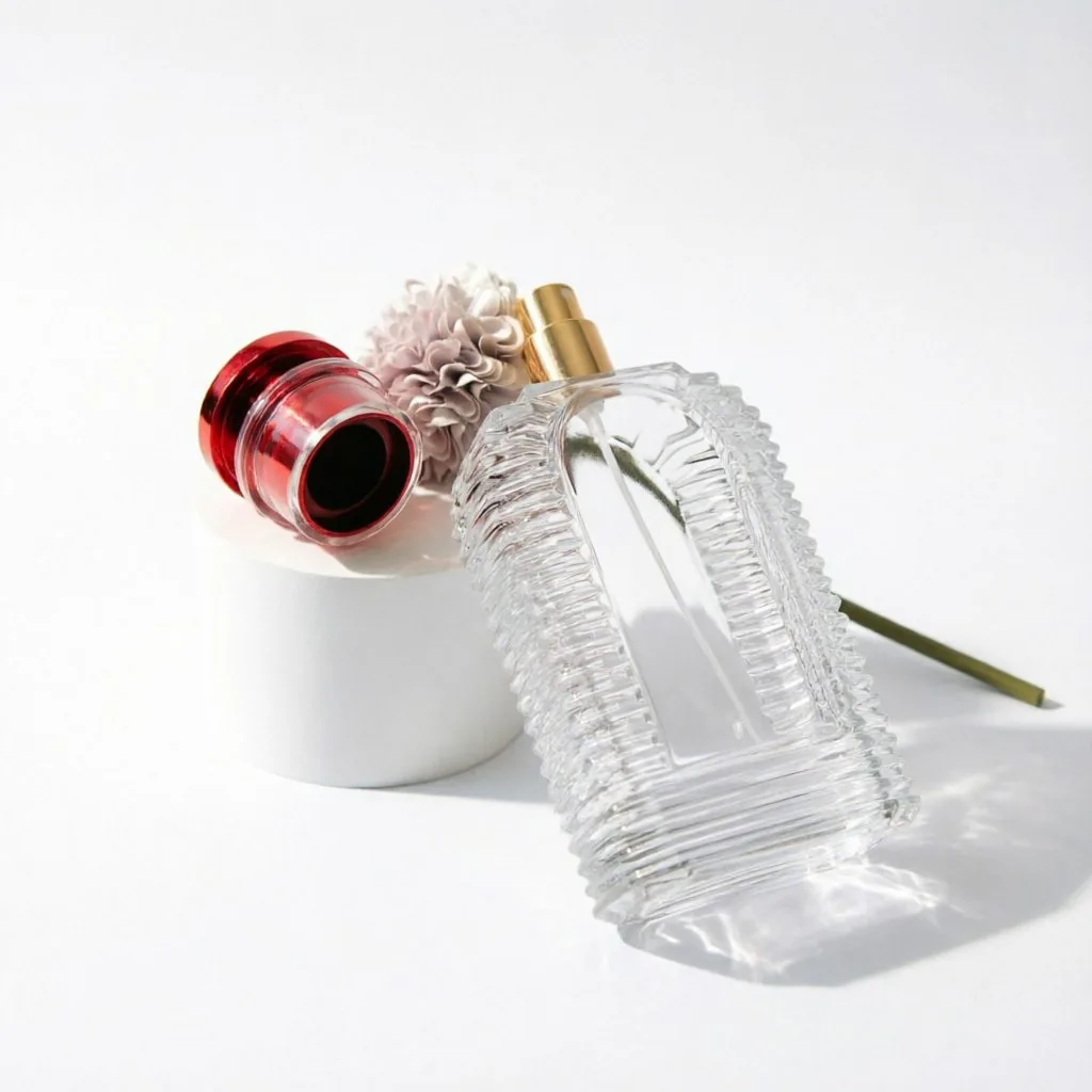Vertical Ribbed Square Glass parfüm şişesi with Red Metal Cap 100ml 200ml